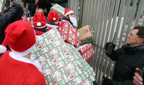 Milano, antagonisti vestiti da Babbo Natale 6