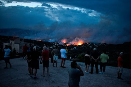 Le fiamme devastano la Grecia 7