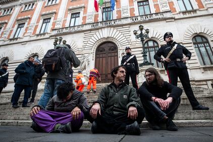 Il blitz di Ultima Generazione davanti palazzo Montecitorio: le immagini 2