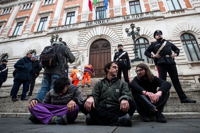 Il blitz di Ultima Generazione davanti palazzo Montecitorio: le immagini 2