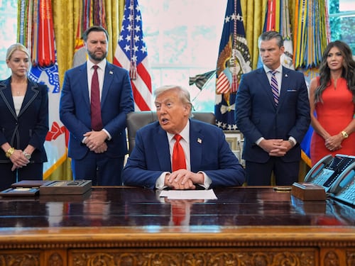 "Dittatore". "Darò più missili". "Venditore". Tutti i dietrofront di Trump su Zelensky e l'Ucraina