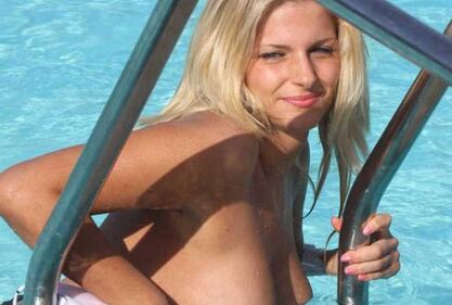 Francesca Cipriani topless con l'albero di Natale 26