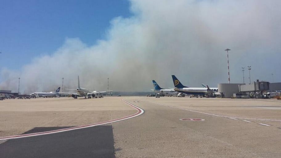 Fiumicino bloccato per un incendio