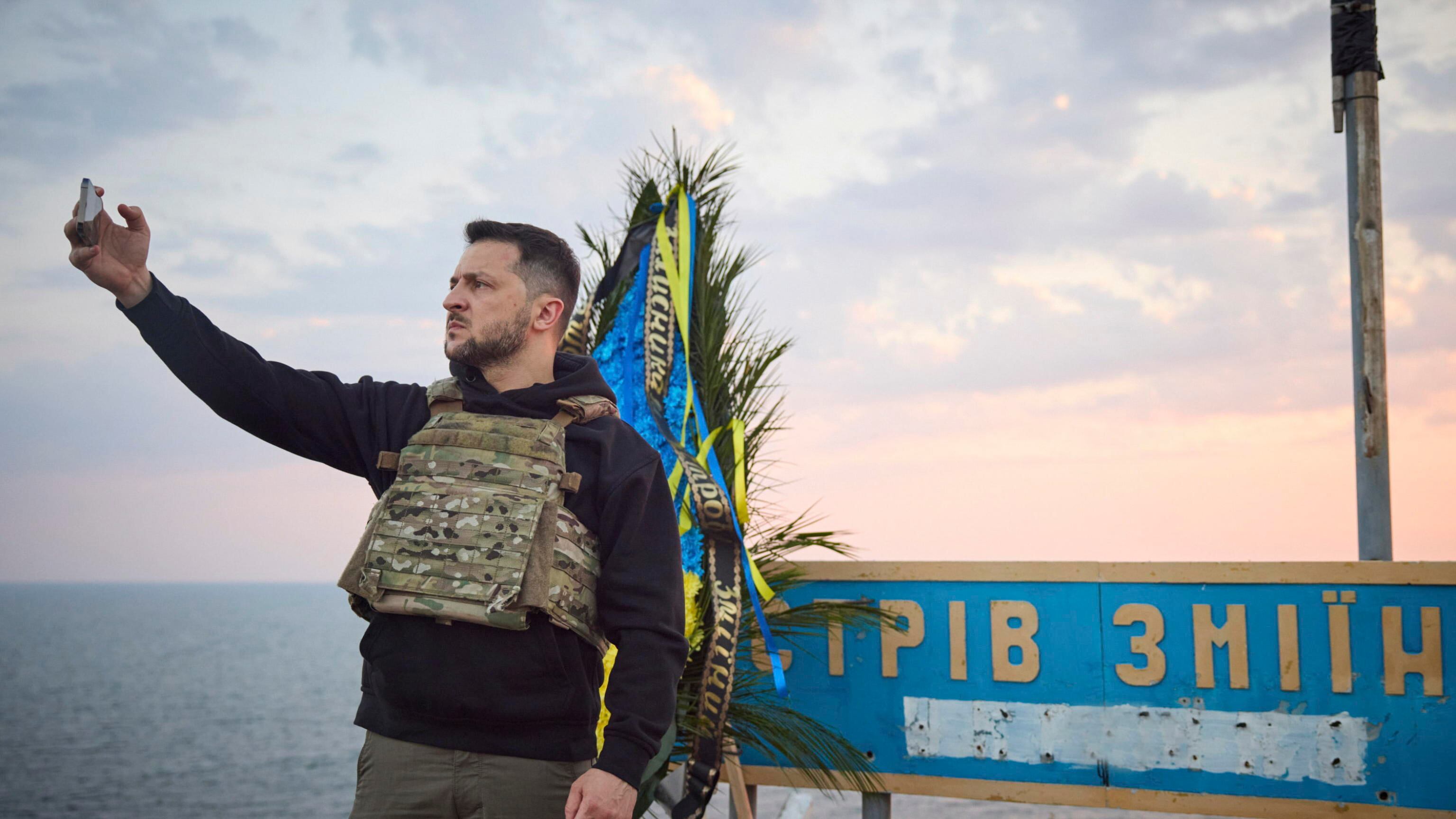 Zelensky torna a Kiev con i generali dell'Azovstal. Zaporizhzhia minata e Prigozhin insulta i media russi