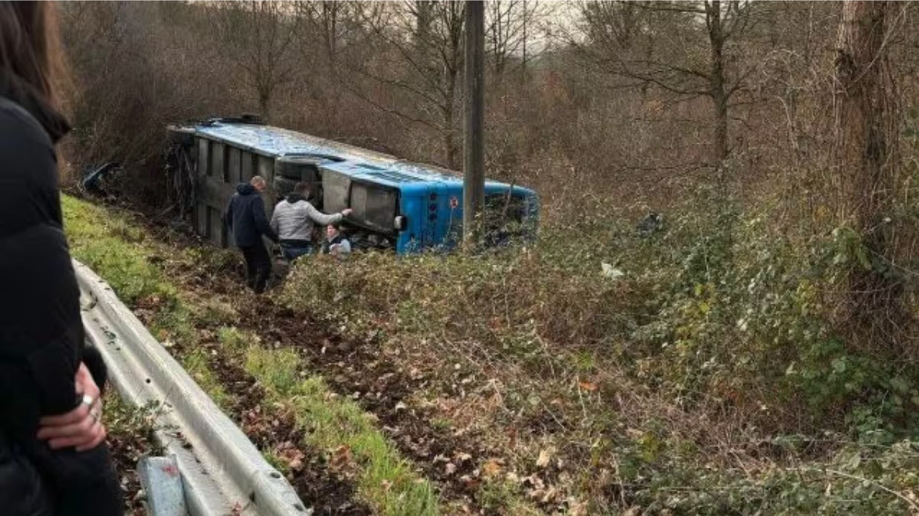 Potenza, bus di studenti fuoristrada. Grave il conducente