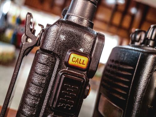 All’esame per avvocato ci va con il walkie talkie