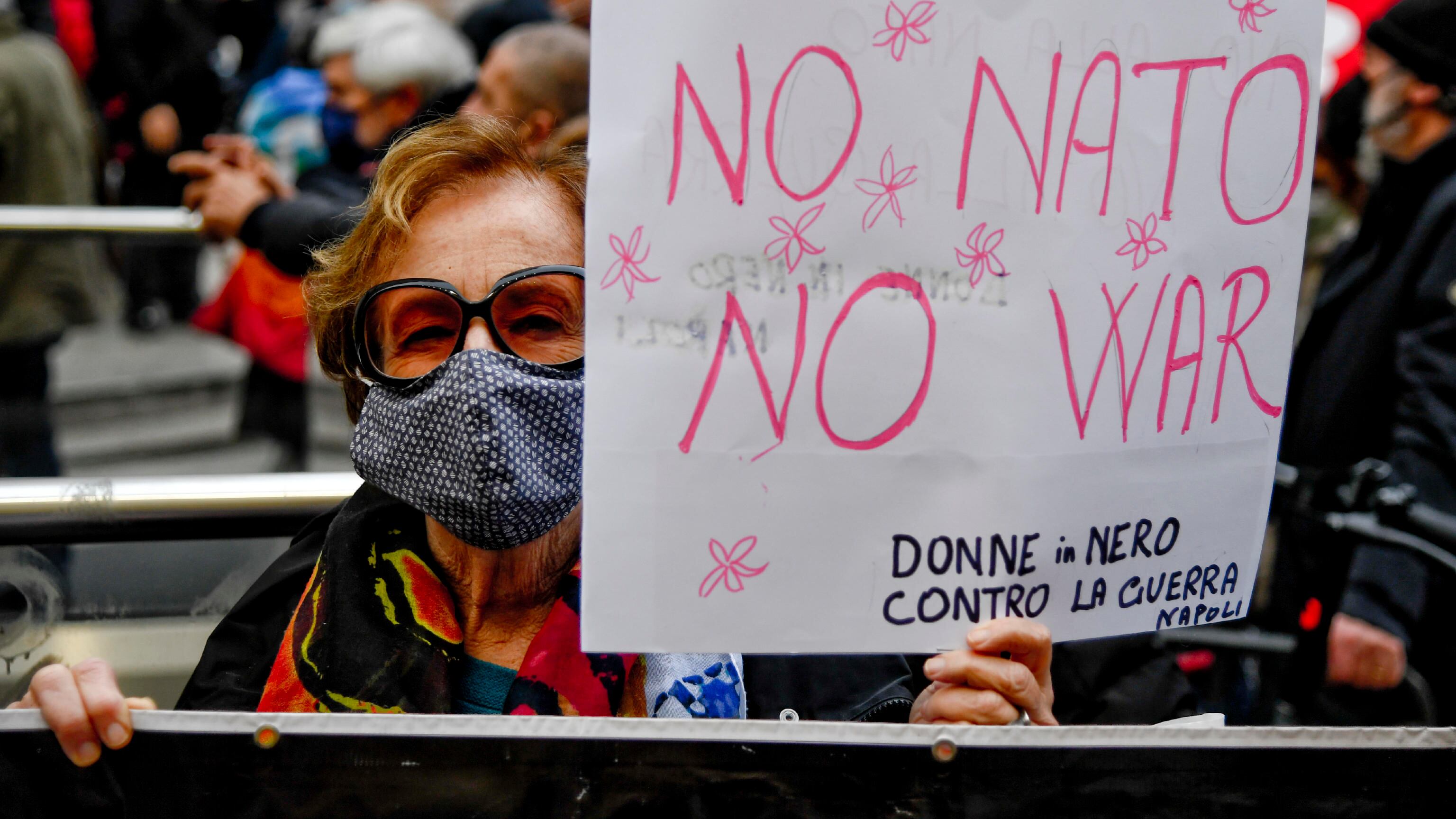 La sinistra sdogana il "pacifismo col mitra"