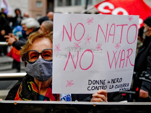 La sinistra sdogana il "pacifismo col mitra"