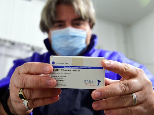 Ema promuove J&J: "Il siero è sicuro". Ecco 184mila dosi solo per gli over 60