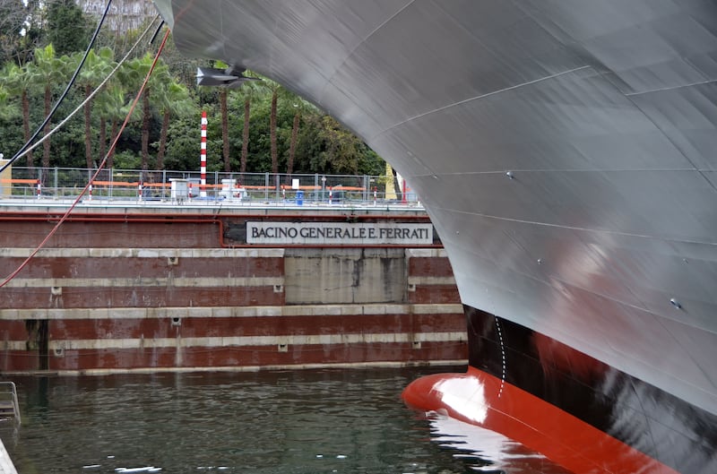 Taranto, le immagini della portaerei Cavour in uscita 1