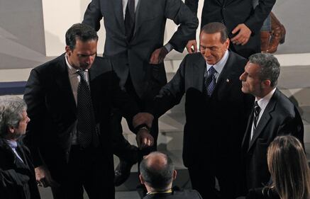 Lieve malore per Berlusconi al comizio del Pdl 5