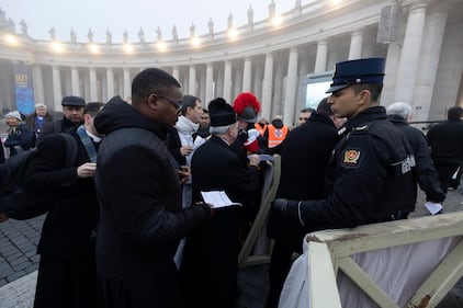 Folla di 100mila fedeli attesa per i funerali di Papa Benedetto XVI 2