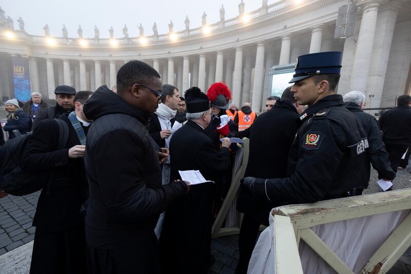 Folla di 100mila fedeli attesa per i funerali di Papa Benedetto XVI 2