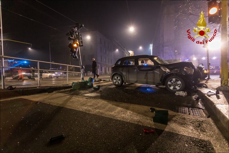 Pauroso incidente stradale tra due auto in viale Bligny, a Milano 4