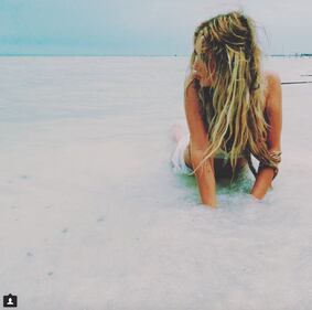 Ashley Benson sexy al mare 12