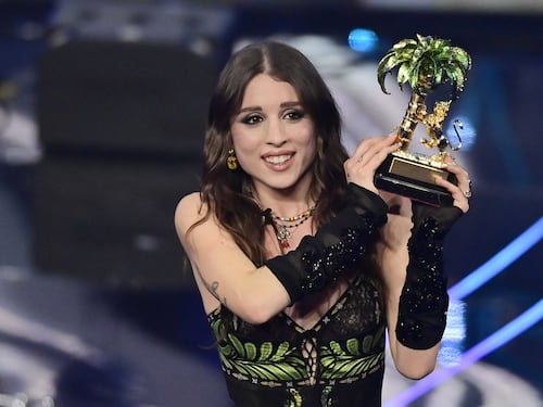"Raccomandata, la tua canzone fa c...". Angelina Mango massacrata sui social