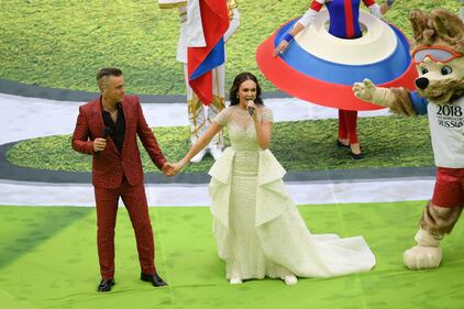 Lo show di Robbie Williams e Irina Garifullina durante la cerimonia d'apertura dei Mondiali 8