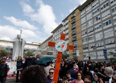 Il Papa lascia l'ospedale 1