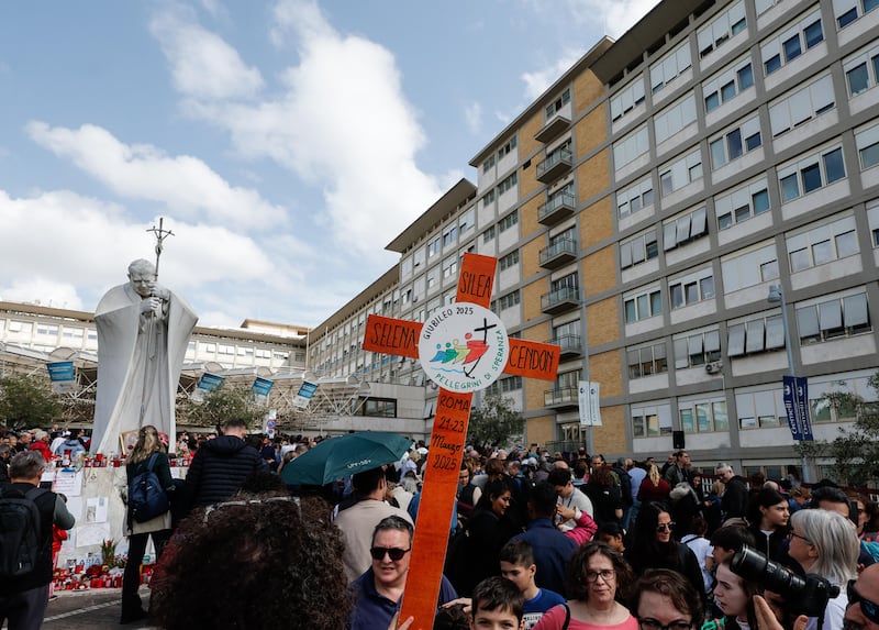 Il Papa lascia l'ospedale 1