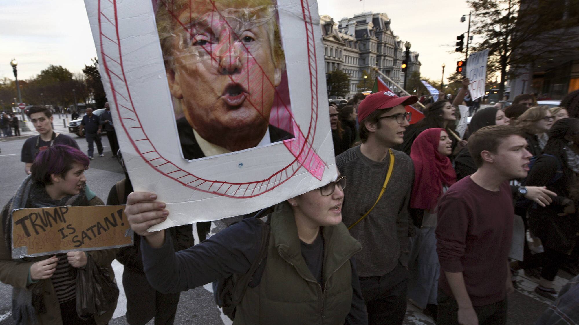 Tutti contro The Donald: l'Nba boicotta i suoi alberghi E i newyorchesi i suoi palazzi