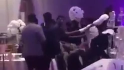 Porta al matrimonio della ex le sue foto hot. E subito scatta la rissa