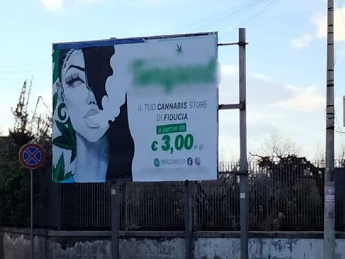 Spot pro-cannabis davanti alla scuola: è polemica