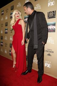 Lady Gaga, spacco mozzafiato e baci al fidanzato sul red carpet 43