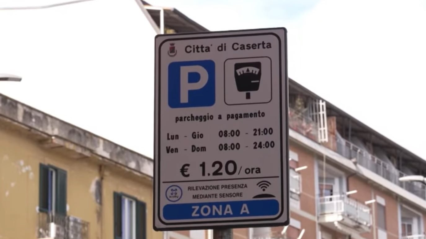 Parcheggi sulle strisce blu e non paghi perché il parcometro è rotto o non hai monete? La multa scatta lo stesso