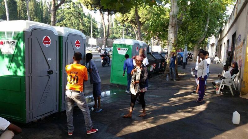 I migranti del Baobab e il degrado di via Cupa 15