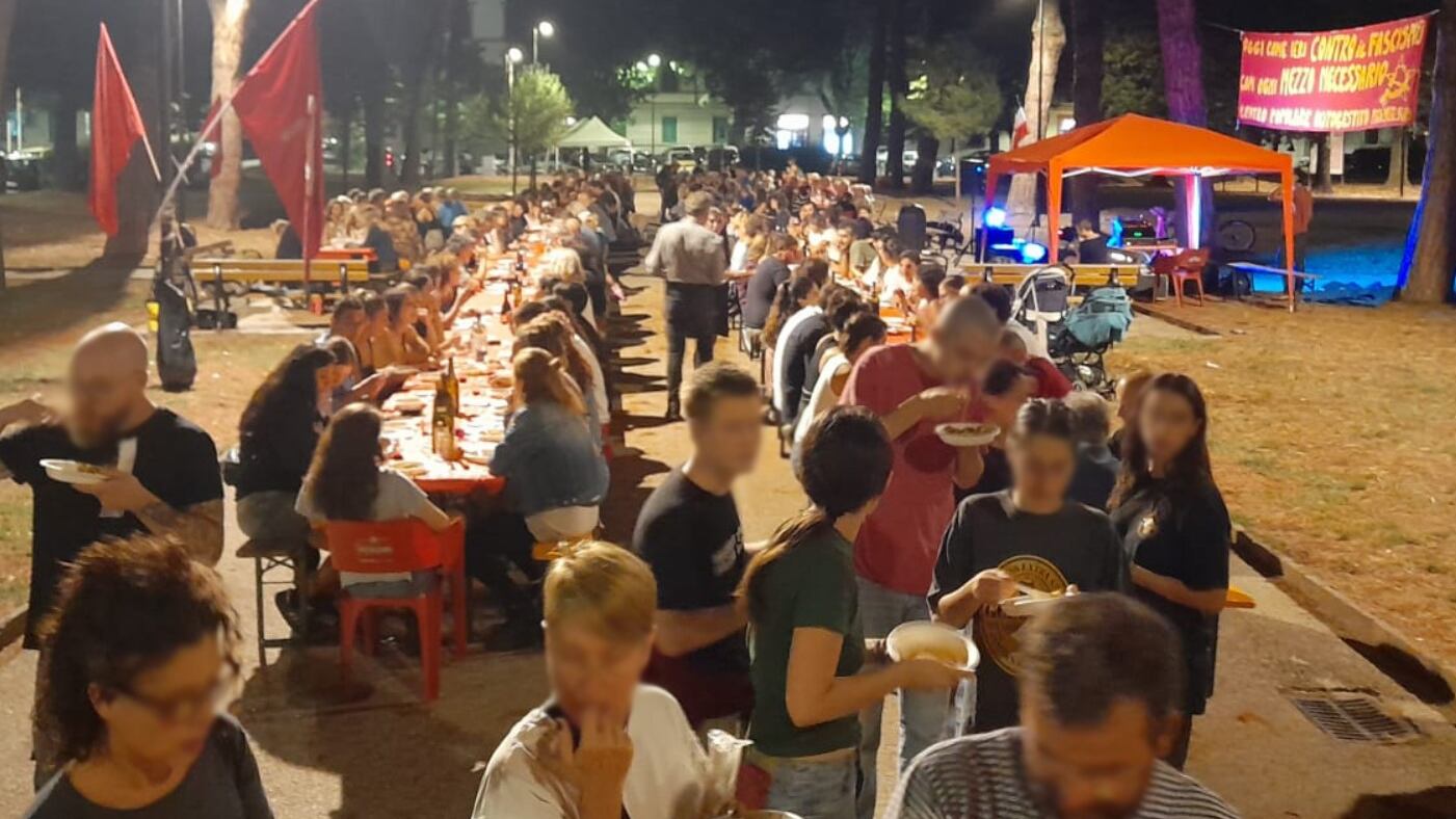 "Nessuna autorizzazione". Ma il centro sociale bivacca (e la sinistra tace)