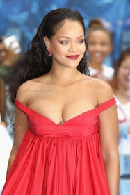 Rihanna, sexy scollatura sul red carpet 34