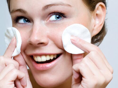Acne e brufoli: gli errori da evitare per una pelle sana