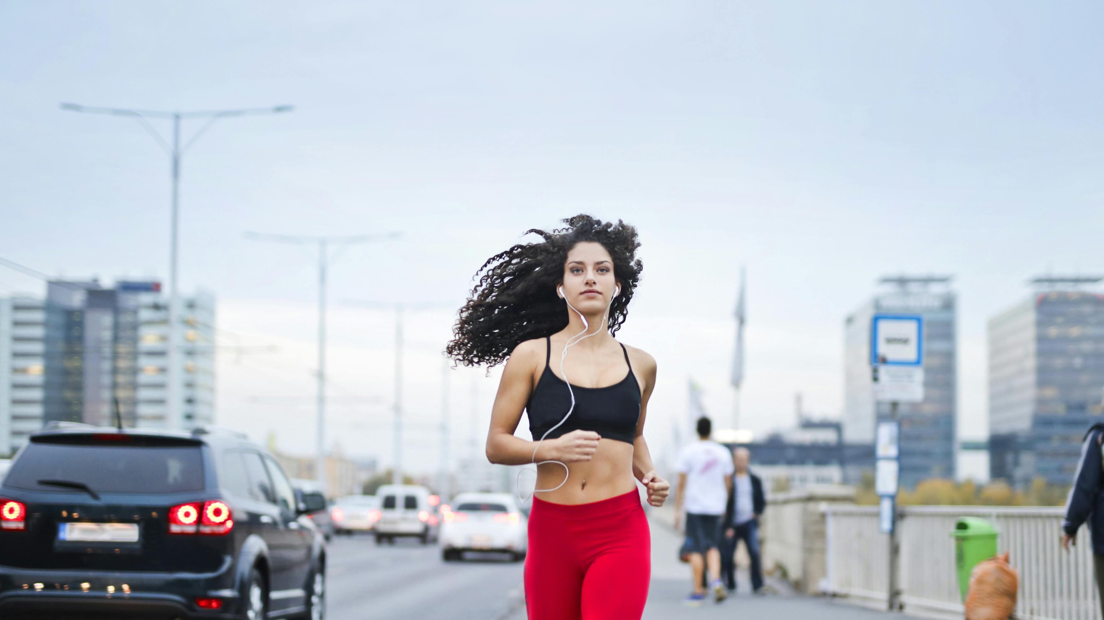 Andare a correre: meglio la sera o la mattina? Quando si perdono più calorie e gli altri benefici