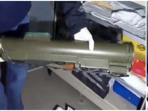 Fucili a pompa e bombe a mano in casa del pregiudicato