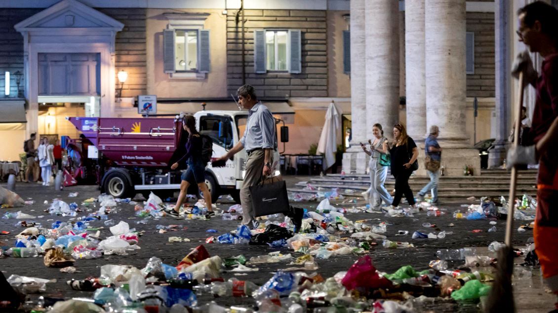 Immondizia e sporcizia: lo sfregio degli ultrà del Betis a Roma