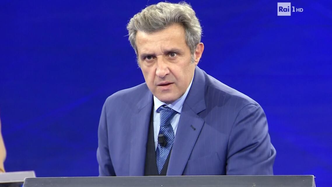 "Risparmiate...". La frase di Insinna che scatena la bufera a l'Eredità