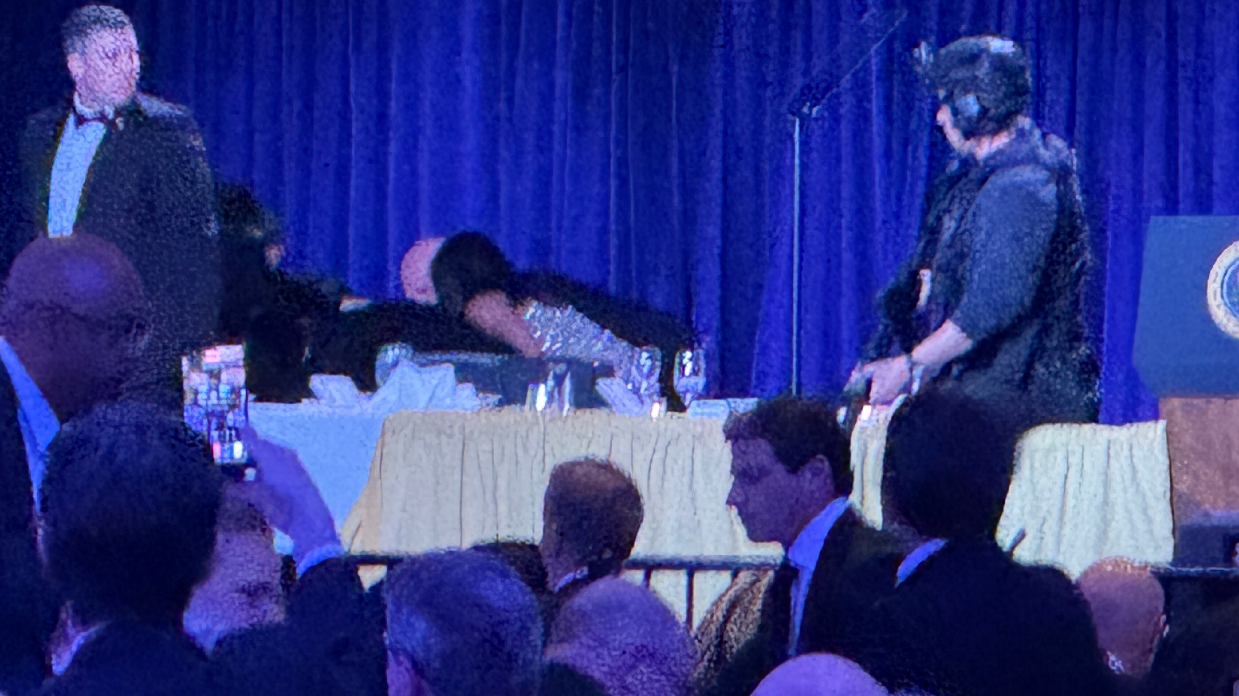 L'attentato alla cena di gala. Agente ferito, politici in salvo
