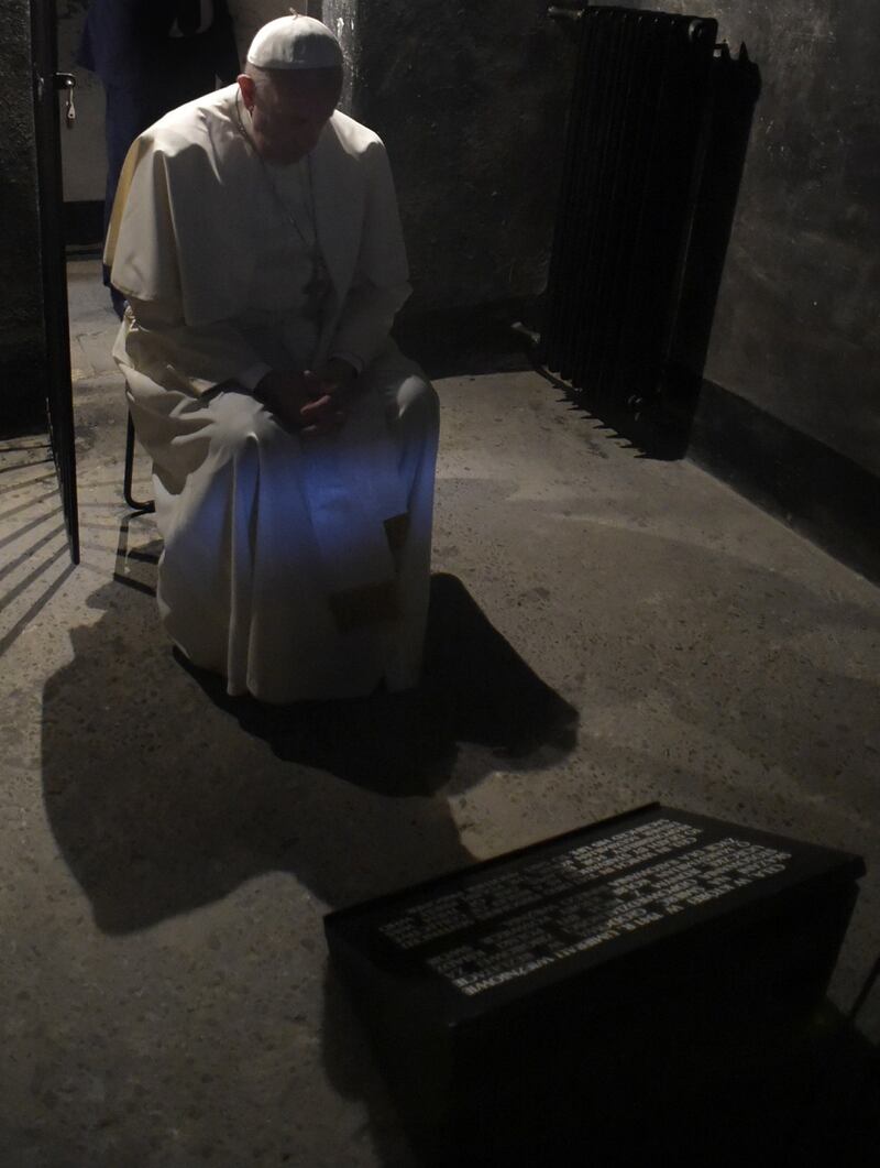 Auschwitz, il Papa nella cella di Massimiliano Kolbe 6