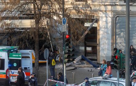 Tram deragliato, le foto dei soccorsi 12