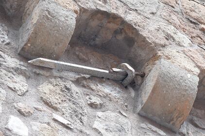 Roma, cadono frammenti di tufo dal Passetto 4