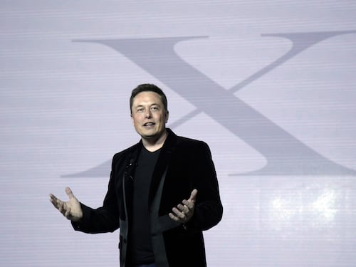 Crolla Space X e Musk dimezza il patrimonio
