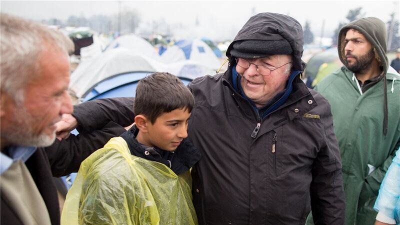 L'ex ministro tedesco Norbert Blum nel campo profughi di Idomeni