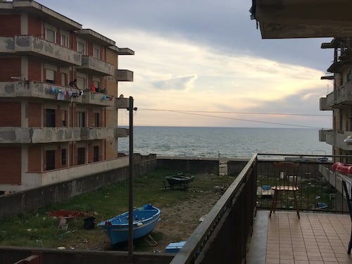 A Licola, nei posti frequentati dal presunto terrorista Alagie