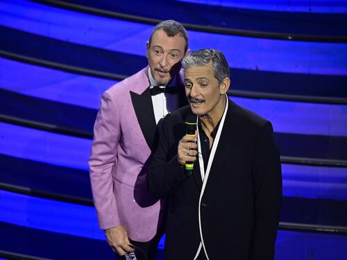 Il Festival finisce in vacca, i fischi dell'Ariston e Cuccarini: quindi, Sanremo...
