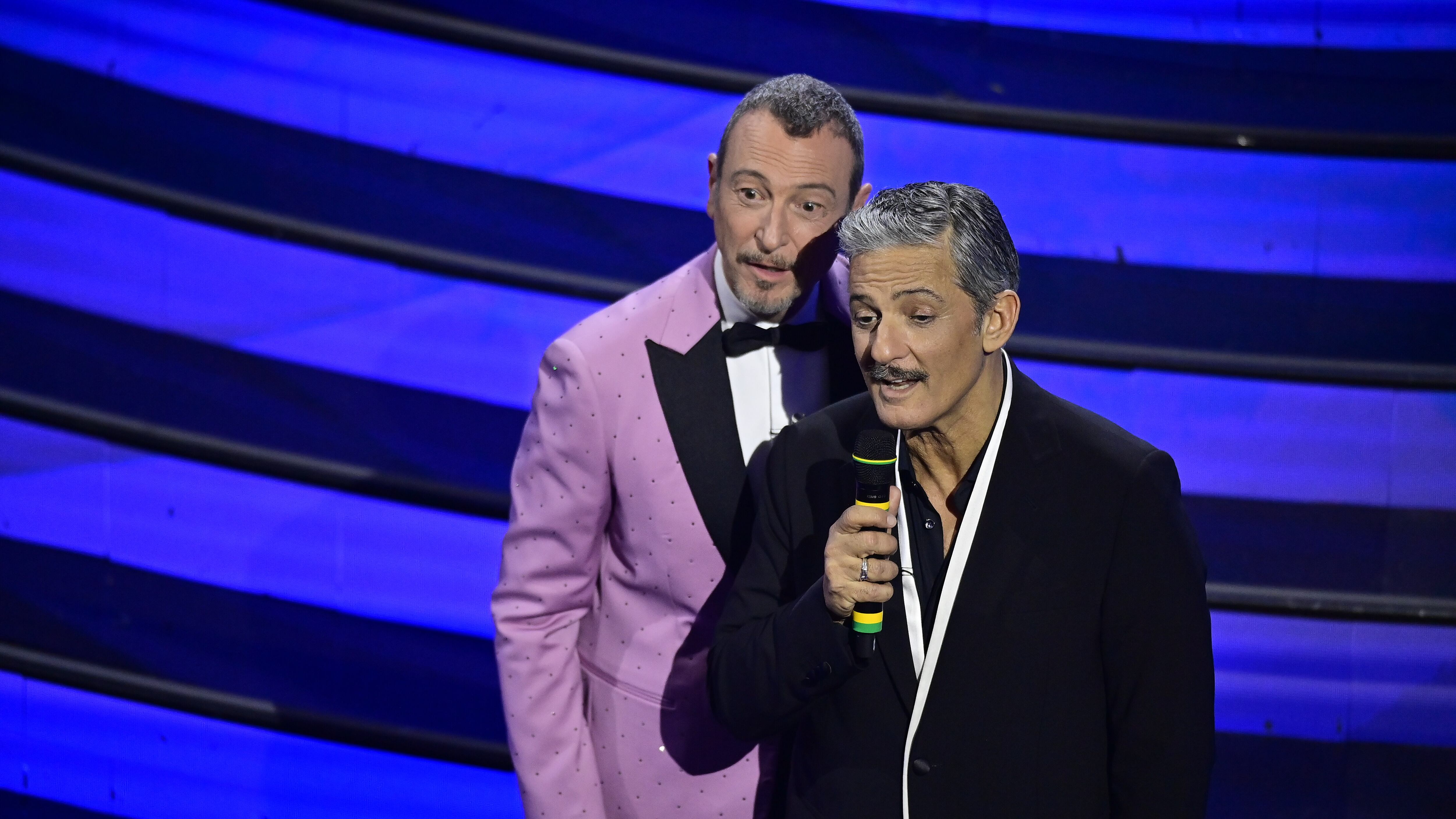 Il Festival finisce in vacca, i fischi dell'Ariston e Cuccarini: quindi, Sanremo...