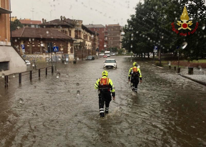 Vigili del fuoco impegnati nella notte per le forti piogge su Milano 1