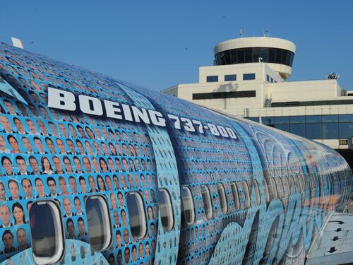Atterrato a Malpensa il Boeing coperto con 17mila "facce"
