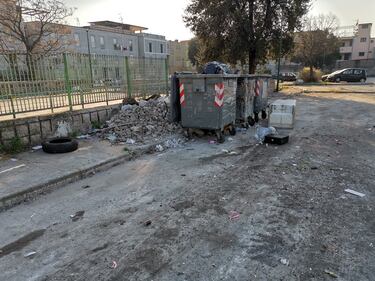 Napoli, le discariche di rifiuti davanti alle scuole 3