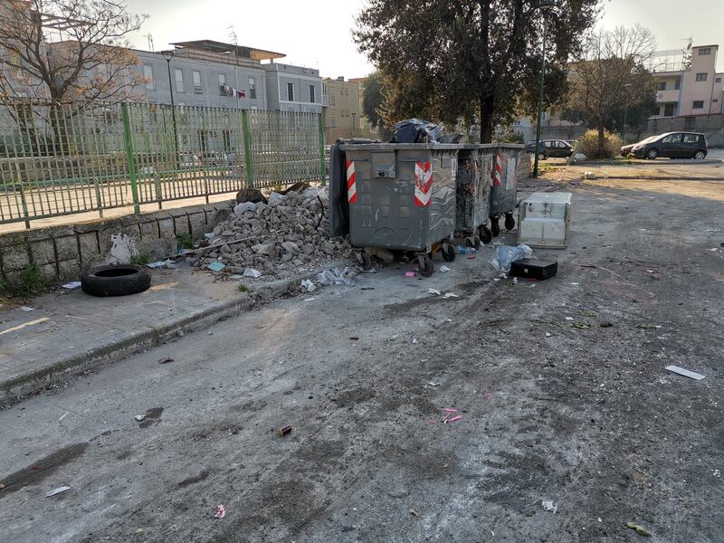 Napoli, le discariche di rifiuti davanti alle scuole 3