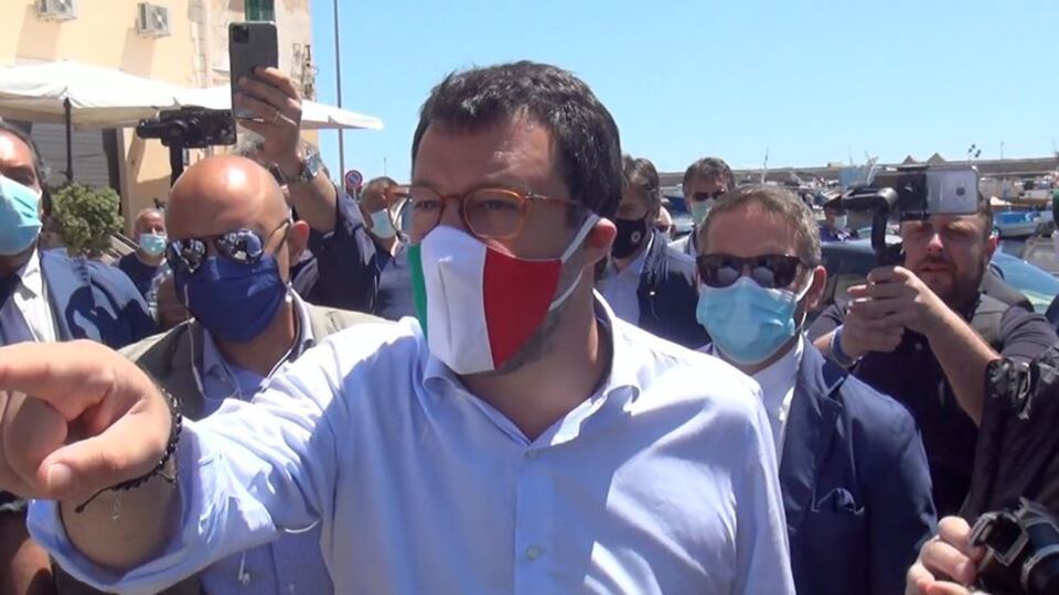 "Tenetevi tre migranti a testa...". Salvini zittisce così i kompagni
